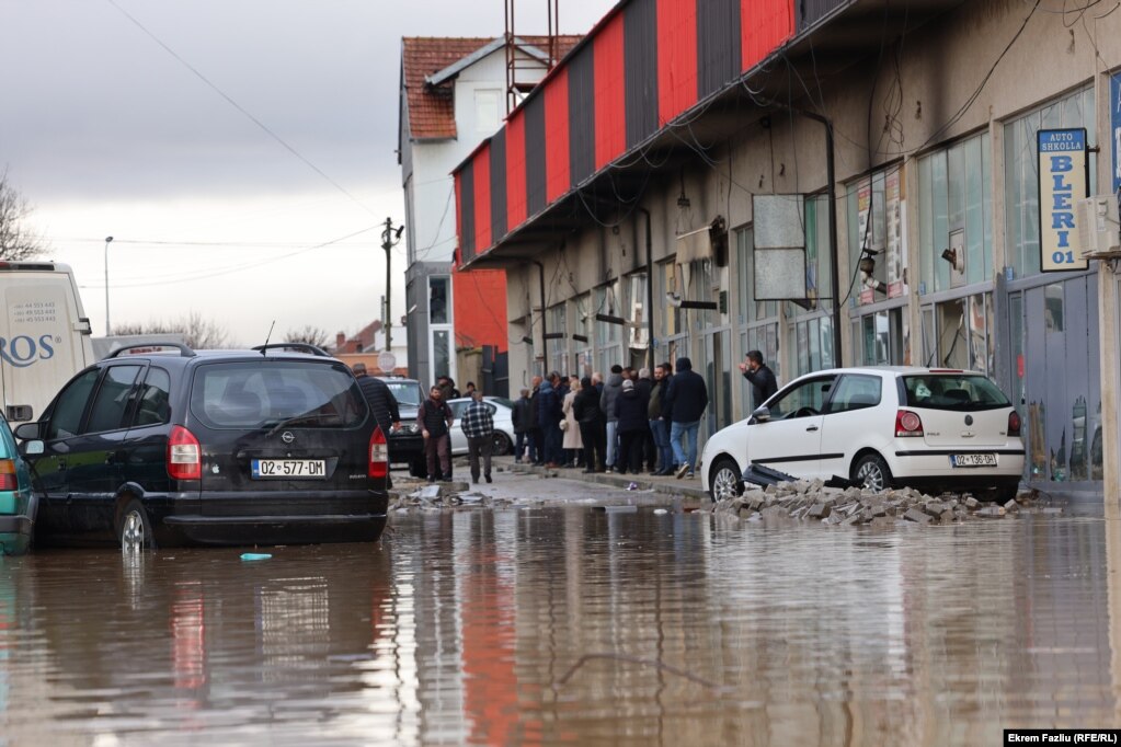 Një rrugë e përmbytur në Skenderaj.
