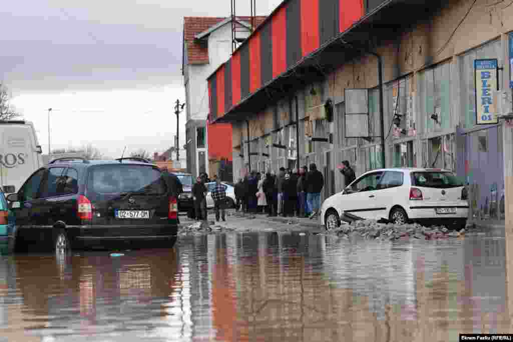 Një rrugë e përmbytur në Skenderaj.