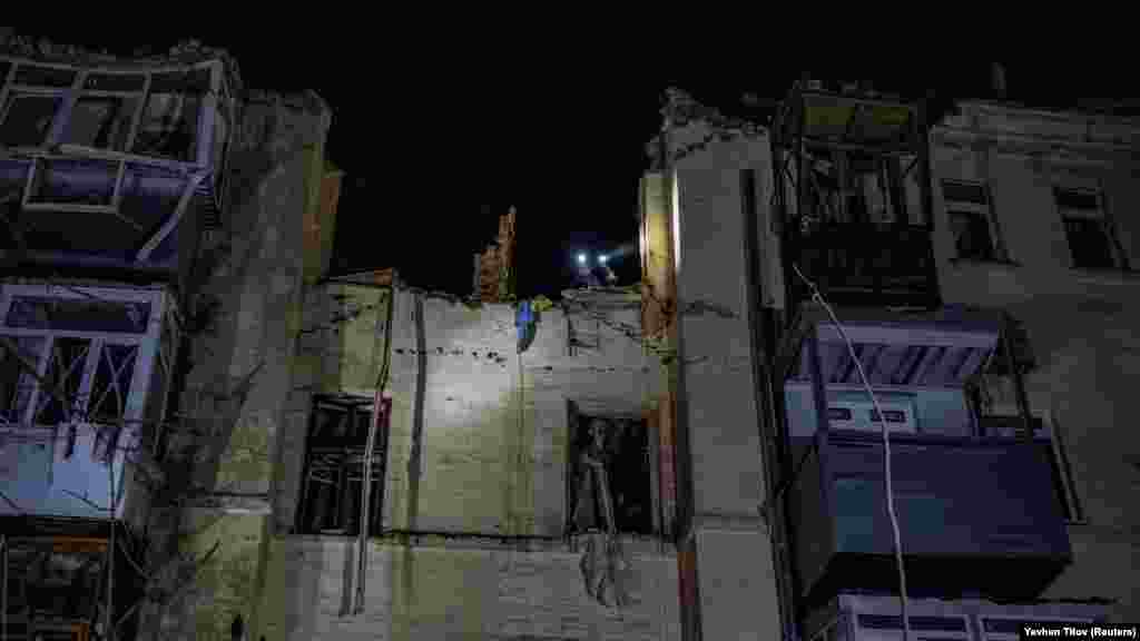 Az orosz rakéta vasárnapról hétfőre virradó éjszaka találta el a négyemeletes lakóházat Harkiv központjában
