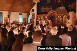 Bisericile și asociațiile din diaspora s-au implicat activ în sprijinirea românilor din străinătate, în decursul anilor. Din 2018, în Biserica Ortodoxă Română prima duminică de după sărbătoarea Adormirea Maicii Domnului (15 august) a fost declarată Duminica Migranților. În imagine, români la slujba de Înviere, în Chicago, în 2015.