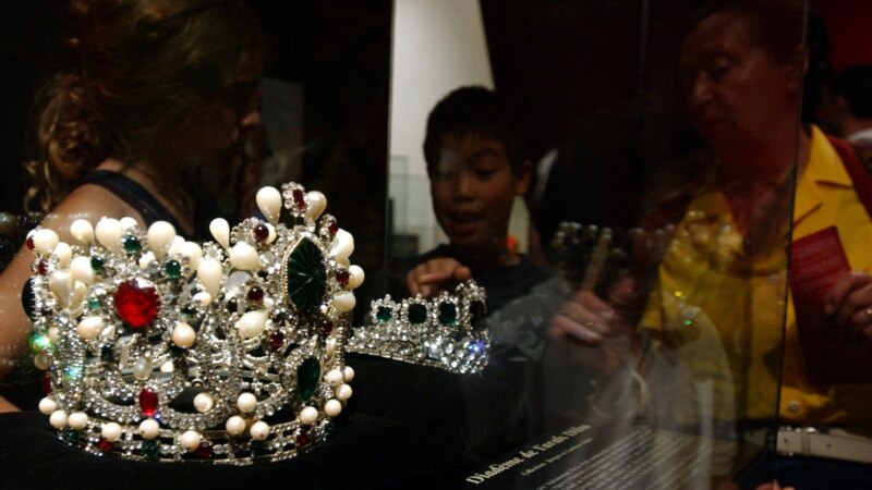 شهبانو فرح پهلوی ادعای خارج‌کردن جواهرات سلطنتی از ایران را رد کرد