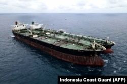 Нелегальная перекачка в индонезийских территориальных водах сырой нефти с иранского танкера на танкер под флагом Панамы. Фото Береговой охраны Индонезии. Январь 2021 года
