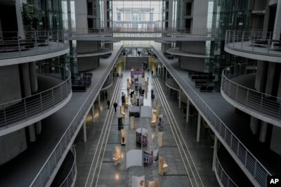 Holli kryesor në Bundestagun gjerman, ku janë ekspozuar gjësendet e marra nga Yad Vashem.