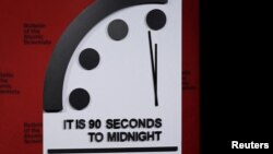 'Sat sudnjeg dana' otkucava 76 godina simbolično mjereći koliko je čovječanstvo blizu ili daleko od propasti. Za 2023. njegove kazaljke su pomjerene na 90 sekundi do ponoći. 