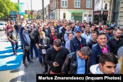 Londra, 26 mai 2019. Români stau la rând pentru a intra în secția de vot Stradford.