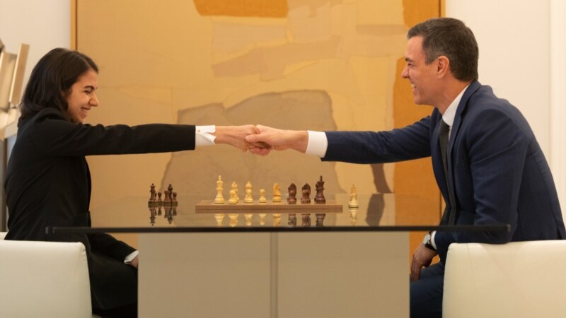 سارا خادم‌الشریعه، شطرنج‌باز ایرانی، با نخست وزیر اسپانیا دیدار کرد