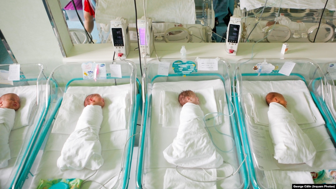 România este într-o scădere demografică accentuată. Doar redresarea fertilității ar putea inversa tendința, spun specialiștii. Imagine generică - incubatoare donate de Salvați Copiii Maternității Giulești.