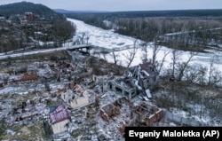 Разрушенные во время масштабного вторжения России в Украину дома в селе Богородичное Донецкой области и взорванный мост через Северский Донец, 13 января 2023 года