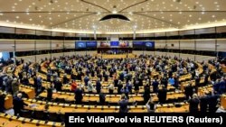 Депутати Європарламенту стоячи аплодують президенту України Володимиру Зеленському перед його виступом. Брюссель, Бельгія, 9 лютого 2023 року