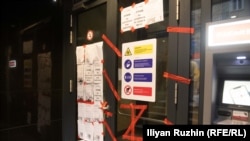  Входът на TELUS International, който беше облепен с отпечатани постове, поради които присъстващите са със забрани за издание 