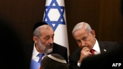 Арье Дери (слева) с Биньямином Нетаньяху