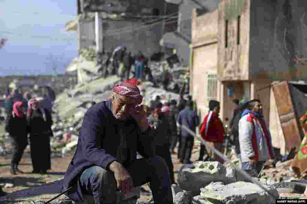 Un bărbat sirian plânge în timp ce stă pe dărâmăturile unei clădiri prăbușite în orașul Jindayris, controlat de rebeli. Fotografie făcută pe 7 februarie 2023.