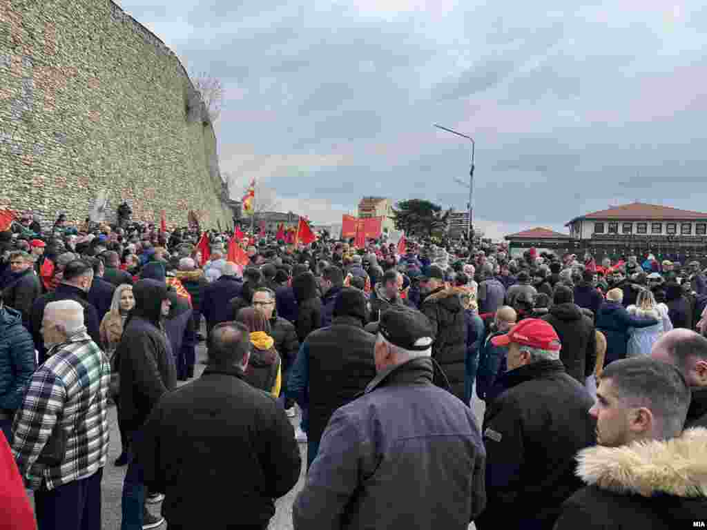 Граѓани собрани под скопско Кале, во близина на црквата Св. Спас каде се организираше чествувањето на годишнината од раѓањето на Делчев