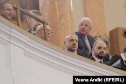 Përfaqësuesit e Listës Serbe, Igor Simiq, Goran Rakiq dhe Millan Radoiçiq, gjatë seancës plenare në Kuvendin serb. Beograd, 2 shkurt 2023.