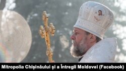 În comunicatul semnat de Mitropolitul Vladimir, în numele Sinodului Bisericii Ortodoxe din Moldova, Mitropolia acuză „presiuni similare celor din perioada sovietică”.