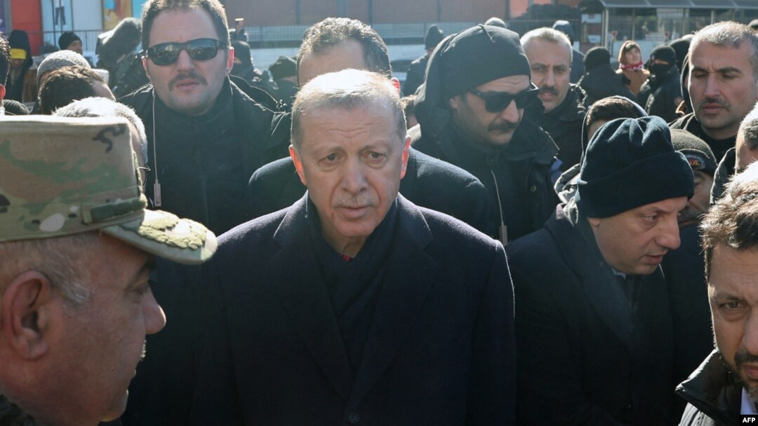 La două zile de la cutremur, președintele Turciei, Recep Tayyip Erdoğan, a vizitat orașul Kahramanmaraș. Potrivit Reuters, în acest oraș au ajuns foarte puține echipe de salvare în primele 48 de ore de după cutremur.