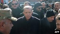 La două zile de la cutremur, președintele Turciei, Recep Tayyip Erdoğan, a vizitat orașul Kahramanmaraș. Potrivit Reuters, în acest oraș au ajuns foarte puține echipe de salvare în primele 48 de ore de după cutremur.