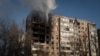O clădire arde după un bombardament în orașul Avdiivka, aflat pe linia frontului, 8 februarie 2023.