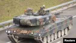 Švajcarski vojnici u tenku Leopard 2 na vojnoj vežbi u novembru 2022. Deo tenkova Leopard 2 napravljen je u Švajcarskoj, kao i municija koju koriste neki zapadni oružani sistemi.