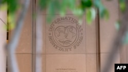 Logoja e Fondit Monetar Ndërkombëtar në selinë e këtij institucioni në Uashington të Shteteve të Bashkuara. Fotografi nga arkivi. 