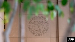 Az IMF székházának bejárata Washingtonban 2022. október 8-án