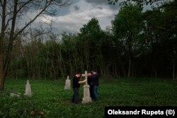 Местные жители убирают старые и заросшие польские кладбища, чтобы поблагодарить поляков за их человечность и помощь украинцам во время войны, Волынская область, Украина, 2022 год