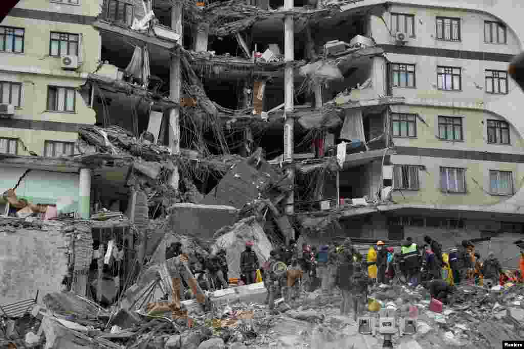 Подземные толчки ощущались в Адане, Анкаре, Анталье, Газиантепе, Кайсери, Мерсине, Трабзоне, Урфе, а также по всему региону &mdash; на Кипре, в Ливане, Грузии, Армении и в Сирии, где, как и в Турции, много погибших. На фото:&nbsp;спасатели ищут выживших под завалами после землетрясения в Диярбакыре, Турция, 6 февраля 2023 года