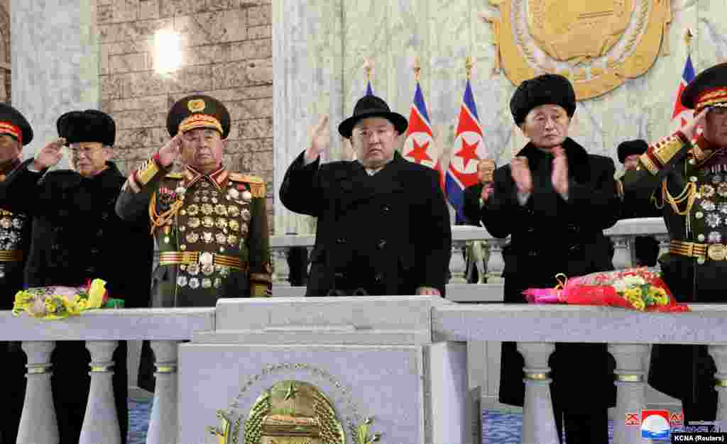 Përshëndetja ushtarake e udhëheqësit të Koresë së Veriut, Kim Jong Un.&nbsp;