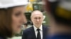 Владимир Путин (в центре) во время общения с рабочими АО "Северо-западный региональный центр концерна ВКО "Алмаз-Антей" - Обуховский завод"