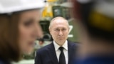 Владимир Путин (в центре) во время общения с рабочими АО "Северо-западный региональный центр концерна ВКО "Алмаз-Антей" - Обуховский завод"