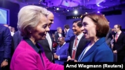 Președinta Comisiei Europene, Ursula von der Leyen, o salută pe președinta R. Moldova, Maia Sandu, în cadrul Forumului Economic Mondial 2023 anual de la Davos, Elveția, 17 ianuarie 2023