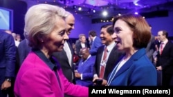 European Commission President Ursula von der Leyen (left) speaks wth MOldovan President Maia Sandu and the World Economic Forum in Davos, Switzerland. (file photo)