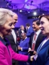 Президентка Європейської комісії Урсула фон дер Ляєн (ліворуч) спілкується з президенткою Молдови Маєю Санду 