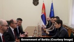 Premijerka Srbije Ana Brnabić je, kako je saopštila Vlada, podsetila da je Srbija garant Dejtonskog sporazuma, da poštuje teritorijalni integritet Bosne i Hercegovine i da je opredeljena za razvoj dobrosusedskih odnosa. 