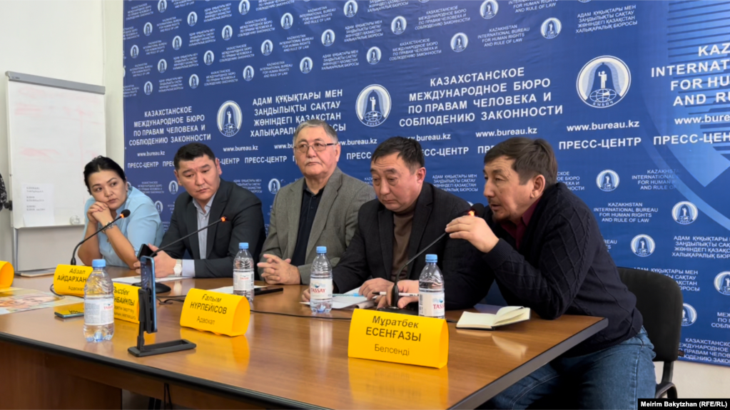 Адвокаты и сторонники учителя истории Каласа Нурпеисова, подозреваемого по делу о Январских событиях, на пресс-конференции. 27 января 2022 года