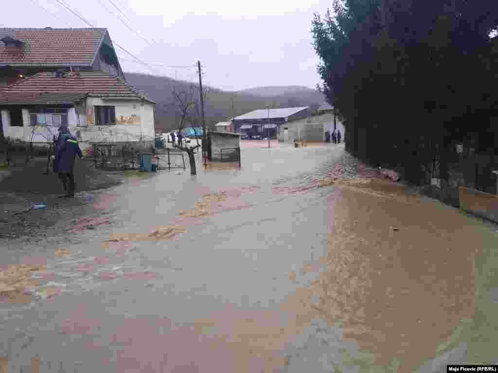 Reshjet e shiut të enjten kanë shkaktuar vërshime edhe në Zveçan. Rruga e asfaltuar nga Zveçani për në Zhitkovc, Zherovnicë dhe Zubin Potok është vështirë e kalueshme me vetura.