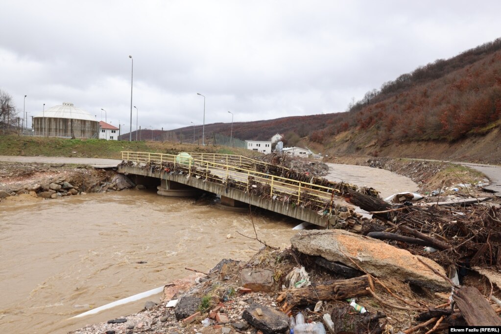 Gjendja e një ure pas vërshimeve në fshatin Llaushë të Skenderajt.