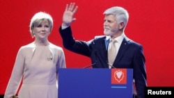 Kandidati për president të Çekisë, Petr Pavel dhe gruaja e tij Eva Pavlova. 28 janar 2023.