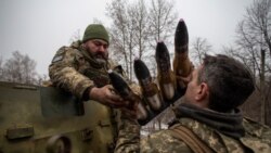 Украински военнослужещи зареждат снаряди за противовъздушно оръдие, Бахмут, 15 януари