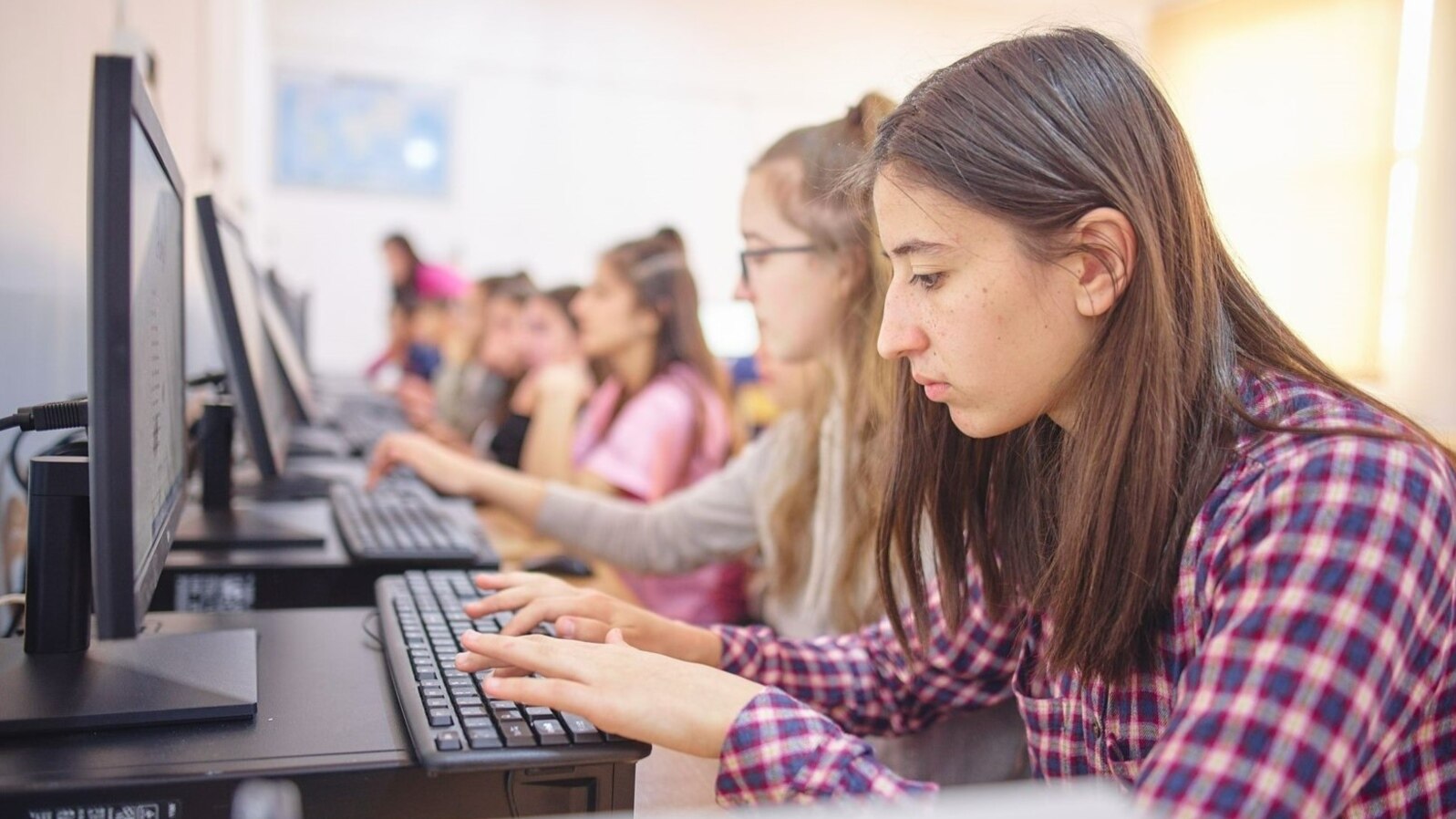 De Ziua Siguranţei pe Internet (marcată anual pe 7 februarie), Fundația World Vision prezintă un studiu potrivit căruia o treime dintre adolescenți români au primit mesaje online nedorite, cu aluzii sexuale.