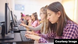 De Ziua Siguranţei pe Internet (marcată anual pe 7 februarie), Fundația World Vision prezintă un studiu potrivit căruia o treime dintre adolescenți români au primit mesaje online nedorite, cu aluzii sexuale.