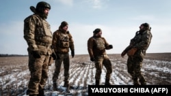 Українські військовослужбовці 80-ї окремої десантно-штурмової бригади поблизу Бахмута на Донеччині 7 лютого 2023 року
