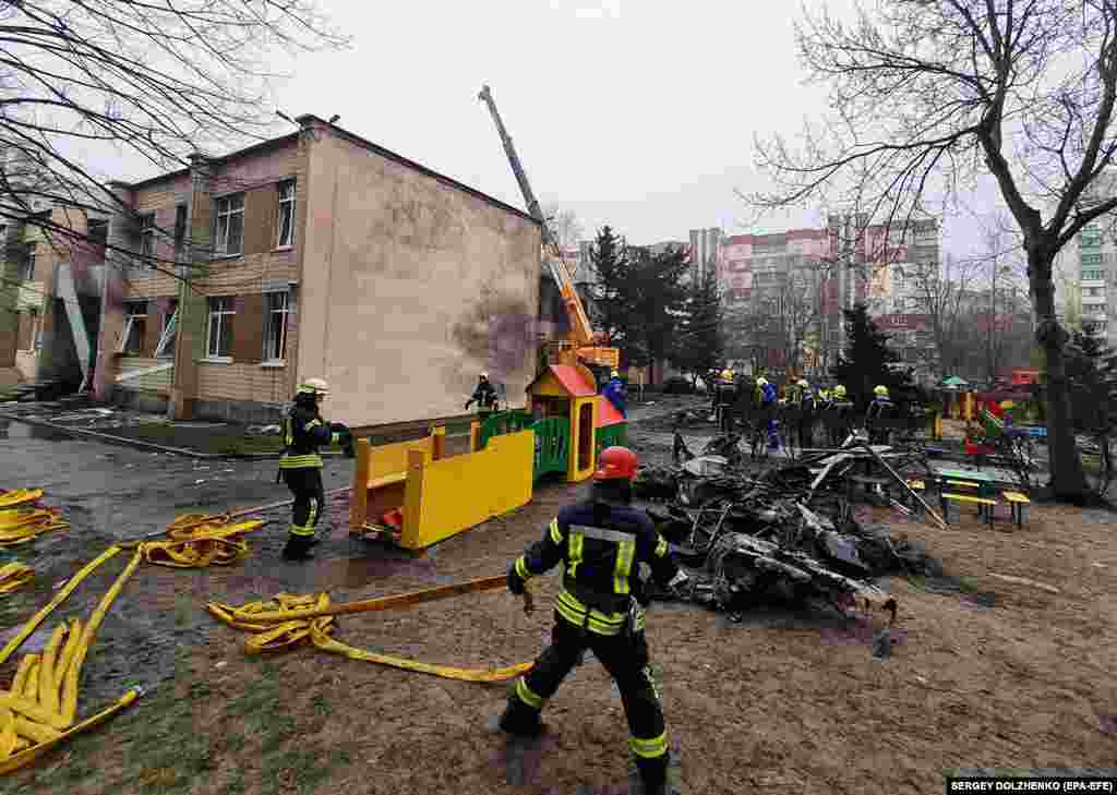 Утром 18 января на территорию детского сада в городе Бровары в Киевской области упал вертолет ГСЧС Украины. В результате погибли 18 человек, в том числе руководство МВД Украины: глава МВД Украины Денис Монастырский, его первый заместитель Евгений Енин, госсекретарь МВД Юрий Лубкович