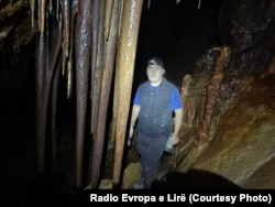 Stalaktitet dhe stalagmitet në shpellën e Kabashit në Gramsh.