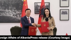Ambasadori kinez në Tiranë, Zhou Ding, dhe zëvendësministrja për Punë të Jashtme e Shqipërisë, Megi Fino, gjatë nënshkrimit të marrëveshjes për vizat. 