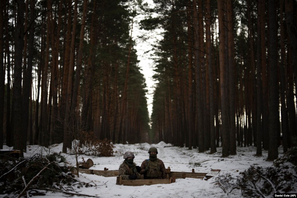 Komandantët ukrainas janë të kujdesshëm, duke kujtuar se Rusia e ka shfrytëzuar territorin bjellorus për të nisur pushtimin e Ukrainës më 24 shkurt të vitit 2022. &ldquo;Ne e monitorojmë vazhdimisht armikun nga toka dhe vëzhgojmë lëvizjen e trupave - nëse lëvizin, sa trupa dhe ku&quot;, tha kreu i njësisë së inteligjencës së ushtrisë.