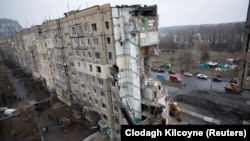 Последствия попадания российской ракеты в многоэтажный жилой дом в Днепре 18 января 2023 года.