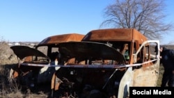 Расстрелянные эвакуационные автобусы в поселке Боровая Изюмского района Харьковской области