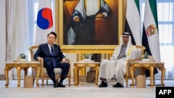 U.A.E. President Sheikh Muhammad bin Zayed al-Nahyan (right) meets with South Korean President Yoon Suk-yeol during a state visit at the royal palace in Abu Dhabi on January 15.