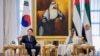یون سوک‌یول (چپ) رئیس‌جمهوری کره جنوبی در دیدار با محمد بن‌زاید آل‌ نهیان، رئیس دولت امارات متحده عربی
